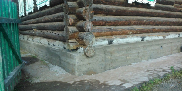 Ремонтные работы фундамента древесного дома